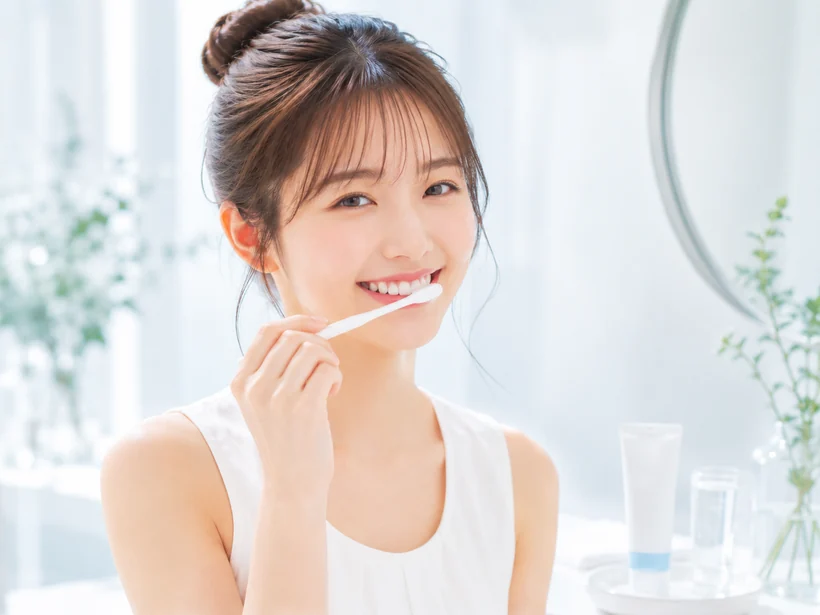 専用歯みがき粉でブラッシングする女性