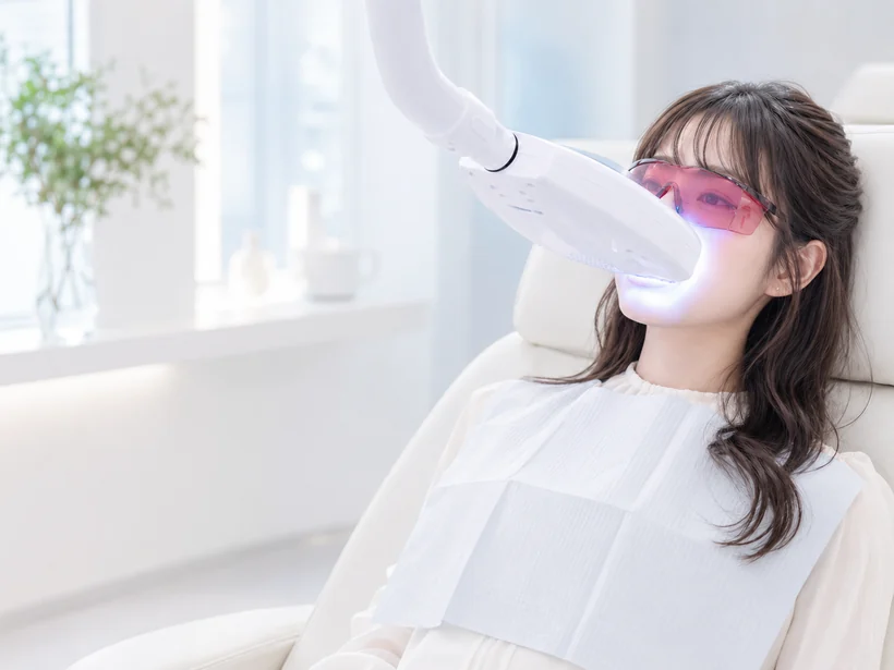 アイガードを着用して青色LEDを照射する女性