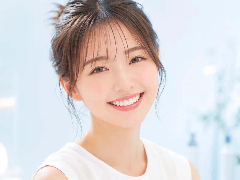 白い歯で自然に笑う女性
