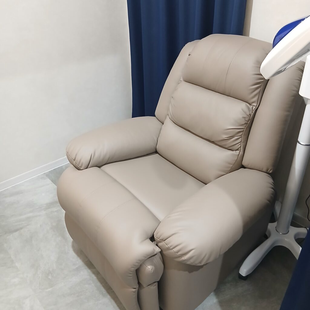 一級建築士の設計、設備、デザイン。完全個室の広々として施術3室は、三田市最多。 間接照明を備えた落ち着いた空間は、上質の安らぎを与えてくれます。 可変式の仕切りなので、2名、3名のご予約の際は、１部屋にして楽しくホワイトニング可能です。