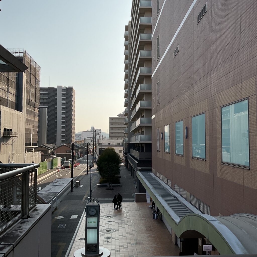 ダンブラシュサンダが入るONLYONE三田中町ビルを遠方にわずかに見えます。