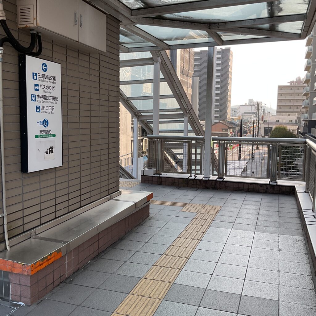 三田駅キッピースクエアのエレベーター横の階段。横には、三田駅の案内板があります。