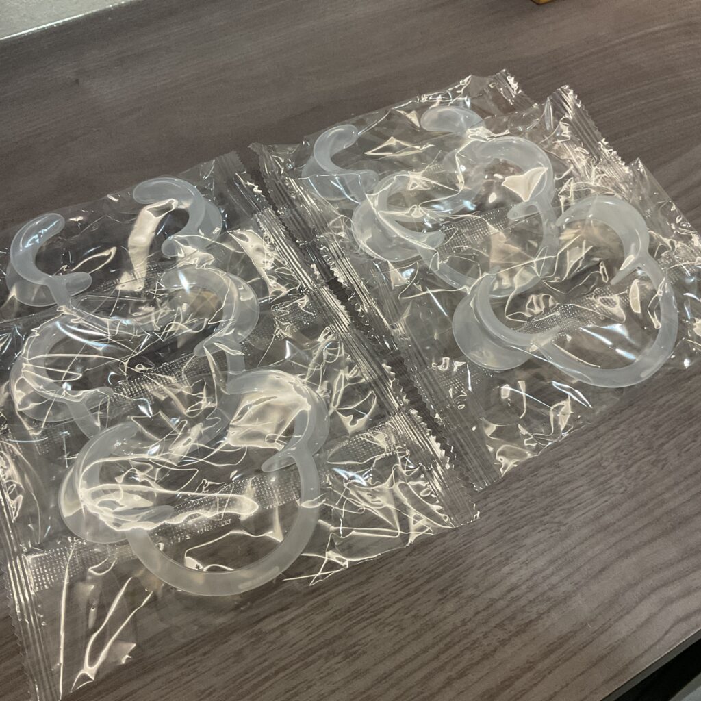 オープナーを初回プレゼントして、２回目以降、お客様にご持参いただくサロンもありますが、 当店は、毎回新しい個包装のオープナーをコース料金でご提供しています。