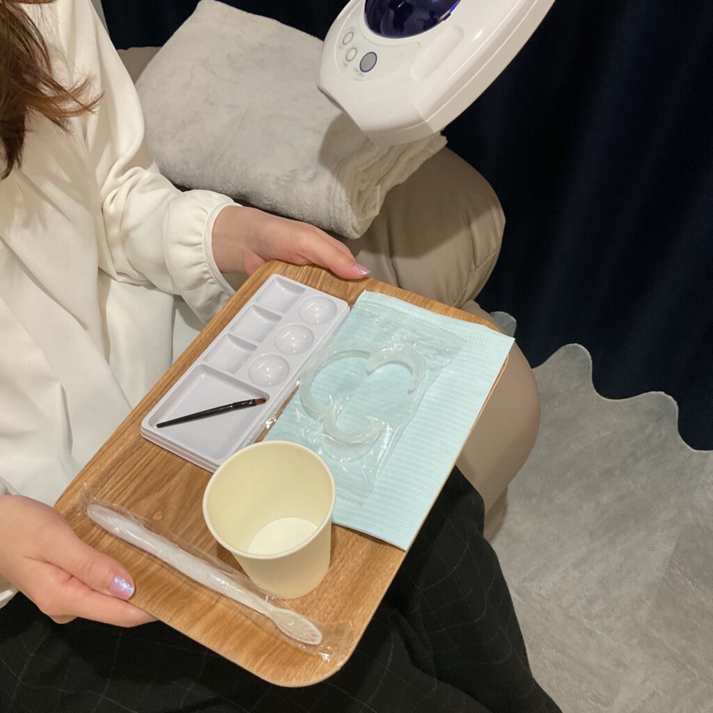 上記は標準コースのセットです。 使用するものは、全てこちらでご用意しています。手ぶら来店可能。 全て１施術ごとの使い捨てとなります。 オープナーと歯ブラシは、完全個包装。使用するまで外気に触れることがありません。 歯みがき粉、溶液やジェル、トリートメントは、お持ちする直前に消毒済みのスタッフにより パレットに乗せて提供します。