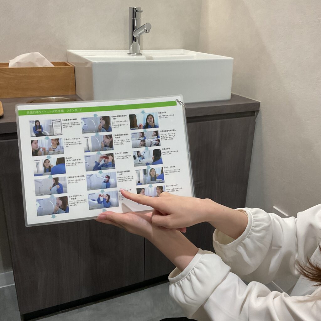 iPadによる電子カルテを活用した丁寧且つ寄り添ったカウセリング。「セルフ」でありながら、しっかり手順をサポート。 口頭だけでなく写真付きの15工程の手順表を基に説明。 ご希望があれば、同席して手順のサポートも実施しています。