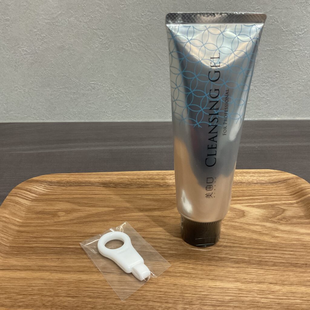 三田唯一提供している歯のクリーニング。ホワイトニングの効果を引き出す最強の相棒です。 一般販売していないサロンでのみ使用が可能となっています。 【成分一覧】水〔溶剤）、グリセリン〔湿潤剤）、タマリンドガム〔増粘剤、リンゴ酸（pH 調整」、ポリクオタニウムー51［湿潤〕、ミルエキス（湿潤剤」、炭酸水素Na（pH 調整、PVP（増粘、PEG-8［溶剤、BG〔溶剤、ペンチレングリコール 容割、グルコース〔分散、PEG-60水添ヒマシ油（可溶化剤）、フェノキ シエタノール［防腐、ライム油〔着香剤〕