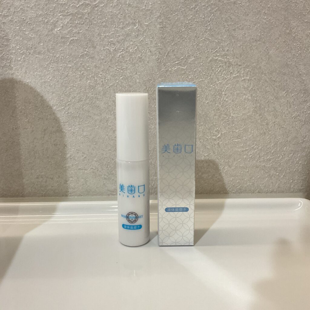 リニューアルしたホワイトニング溶液には、リチルリチン酸（歯ぐきの保護・炎症抑制） ホワイトニング剤が歯ぐきに付着した際のピリピリ感や腫れを抑えます。 炎症を抑制する力が強いため、より低刺激で安全なケアが可能になりました。 ミツレ花エキス（鎮静と保湿） 「カモミール」として知られるこのエキスは、 施術中のお口の乾燥を防ぎ、コンディションを健やかに整えます。 リボフラビン（粘膜の健康維持） ビタミンB2の一種でお口の粘膜を保護し、 荒れにくい状態をサポートします。 【成分一覧】水、PG、ソルビトール、キシリトール、酸化チタン、シリカ、PEG-60 水添ヒマシ油、ステアリン酸ポリグリセリル-10、酢酸トコフェロール、グリチルリチン酸 2K、BG、ポリアクリル酸Na、アロエベラ葉エキス、カミツレ花エキス、リボフラビン、ピリドキシ ンHCI、ステビア葉／茎エキス、リン酸3Ca、フェノキシエタノール、香料（ペパーミントタイプ）