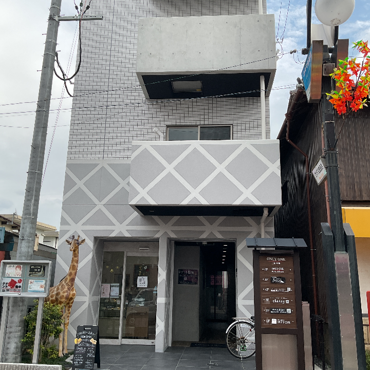 三田のホワイトニングサロンのダンブランシュサンダが入る「ONLYONE三田中町」テナントビル。