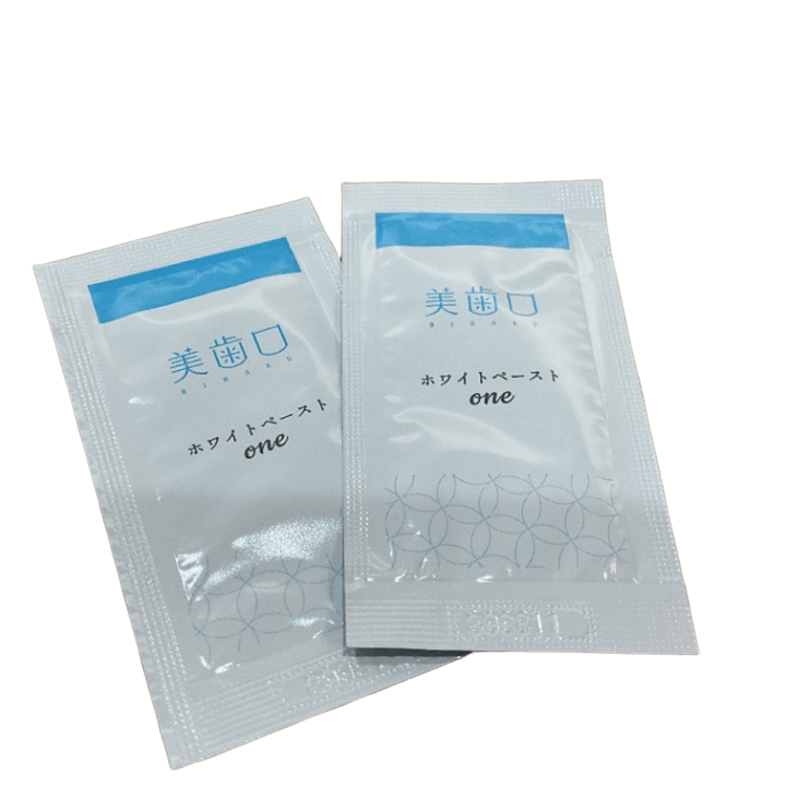 酸化チタンの成分が2倍入った高密着ペースト。液体ではなく、歯に留まり、歯全体でLEDの光による光触媒作用を行き渡らせることができます。 【成分一覧】水、グリセリン、ソルビトール、酸化チタン、キシリトール、ラウリン酸ポリグリセリルー10、アルギン酸Na、ポリアクリル酸Na、ヒドロキシアパタイト、ローマカミツレ花エ キス、トウキンセンカ花エキス、ヤグルマギク花エース、 カミツレ花エキス、セイヨウオトギリソウ花／葉／茎エキス、フユボダイジュ花エキス、ミリン酸5Na、炭酸水素Na、PEG-8、BG、ステビア葉／茎エキス、フェノキシエタノール、メントール、香料