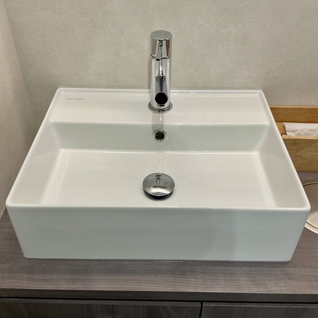 配管直結の「据付洗面台」。給排水設備を完備。 排水管が繋がっているので水が溜まることによる臭いが気になることがありません。 水道なので水量制限がなく、清掃が行き届きます。 冬はお湯が使える温水でのホワイトニングが可能です。 洗面が施術室内にあるので、施術室内で全部完結でき、人目が気になりません。