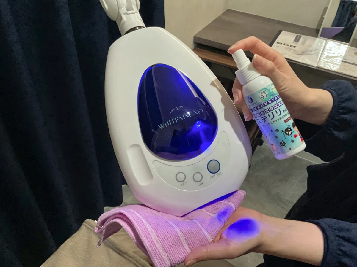 使用後のLED機器を清掃し除菌している様子