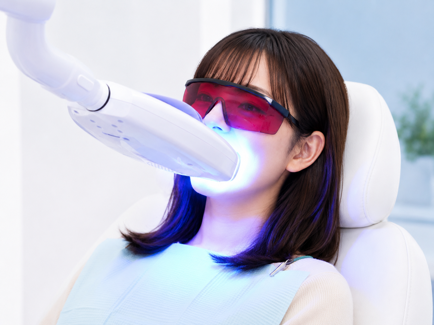 アイガードを着用し、歯全体へLEDライトを照射している様子