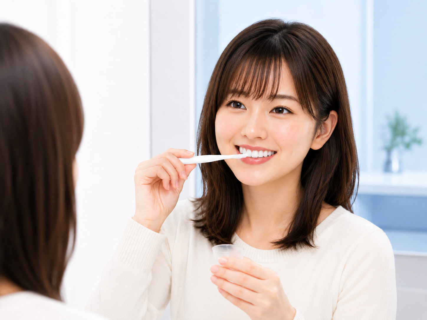 トリートメントで歯面をなめらかに整えている様子