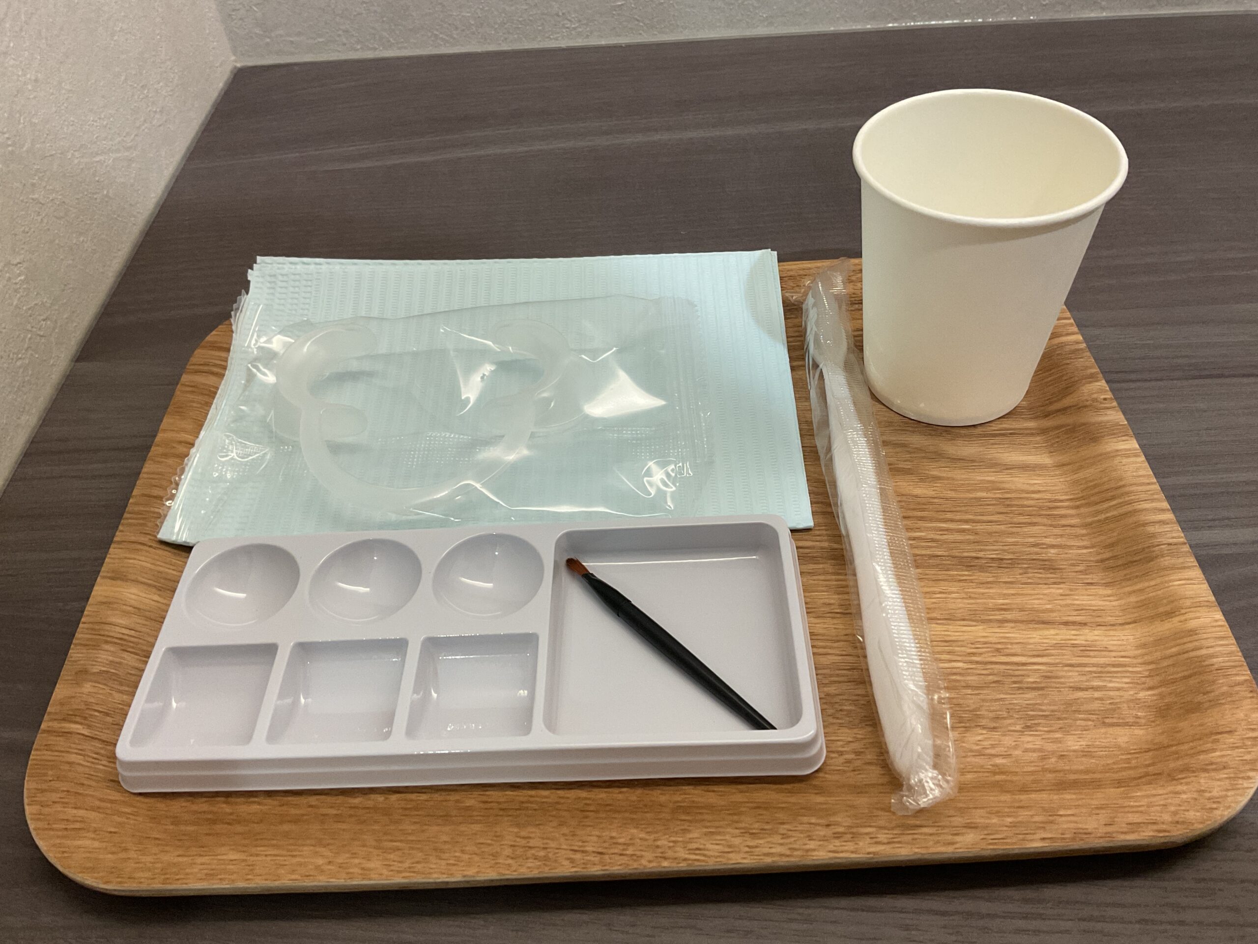未開封の個包装備品を用意したトレー