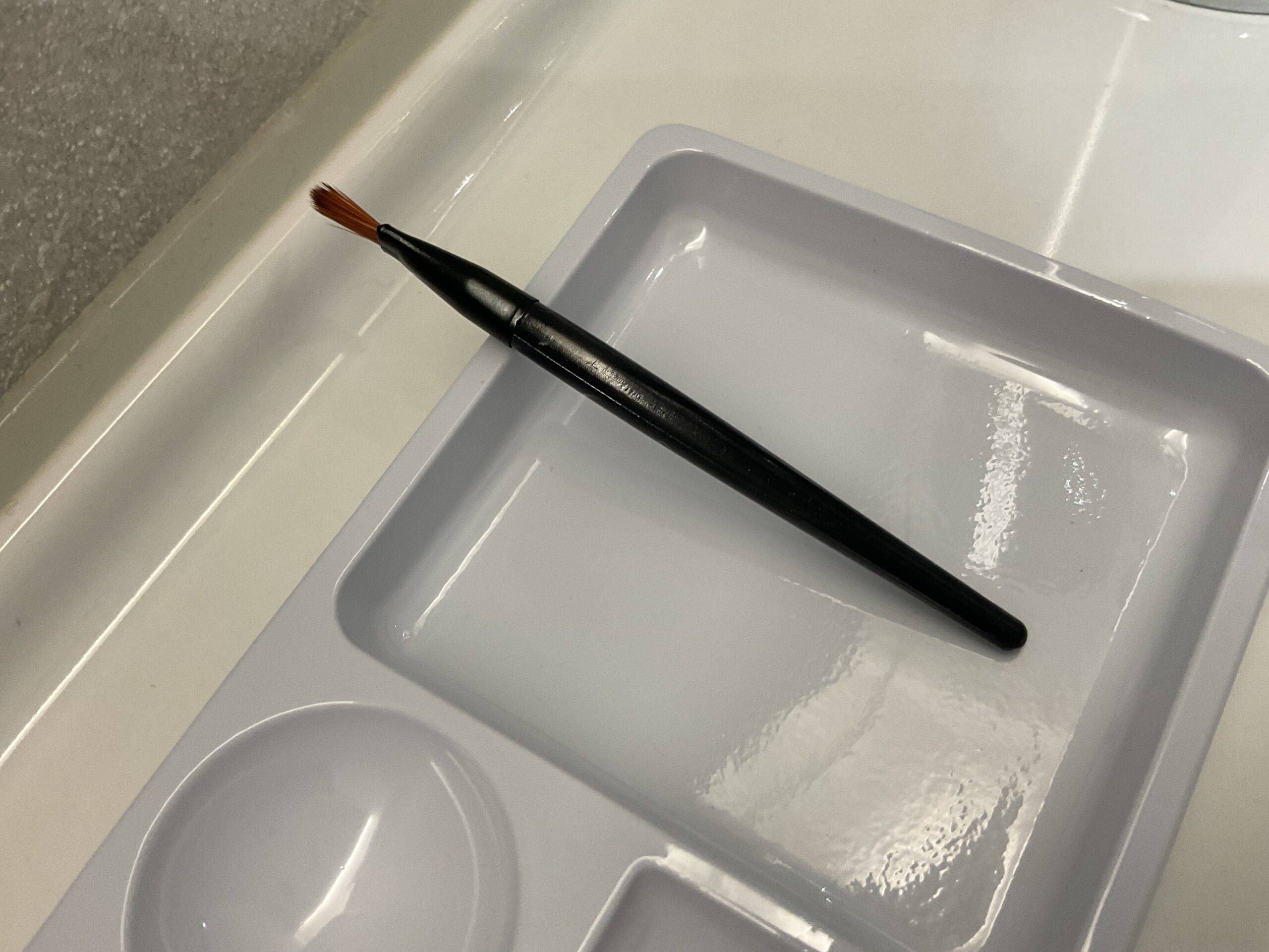 毎回新品で用意するパレットと塗布用ハケ